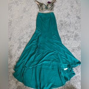 Abby Paris formal/ prom 2 piece embellished top long dress.Size 2. Emerald color
